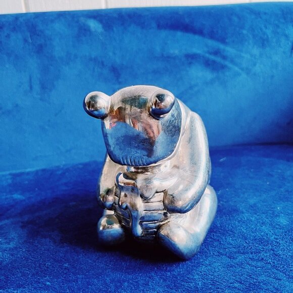 Winnie the Pooh Bank in Silverplate Eating from a Honeypot - Picture 1 of 3